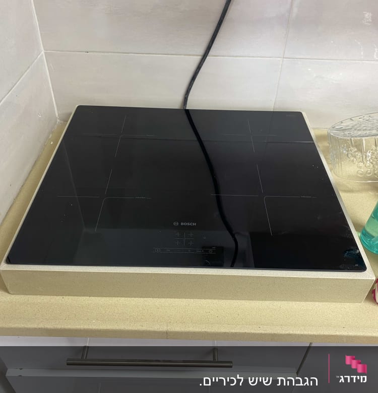 כיריים חשמליות על משטח שיש במטבח